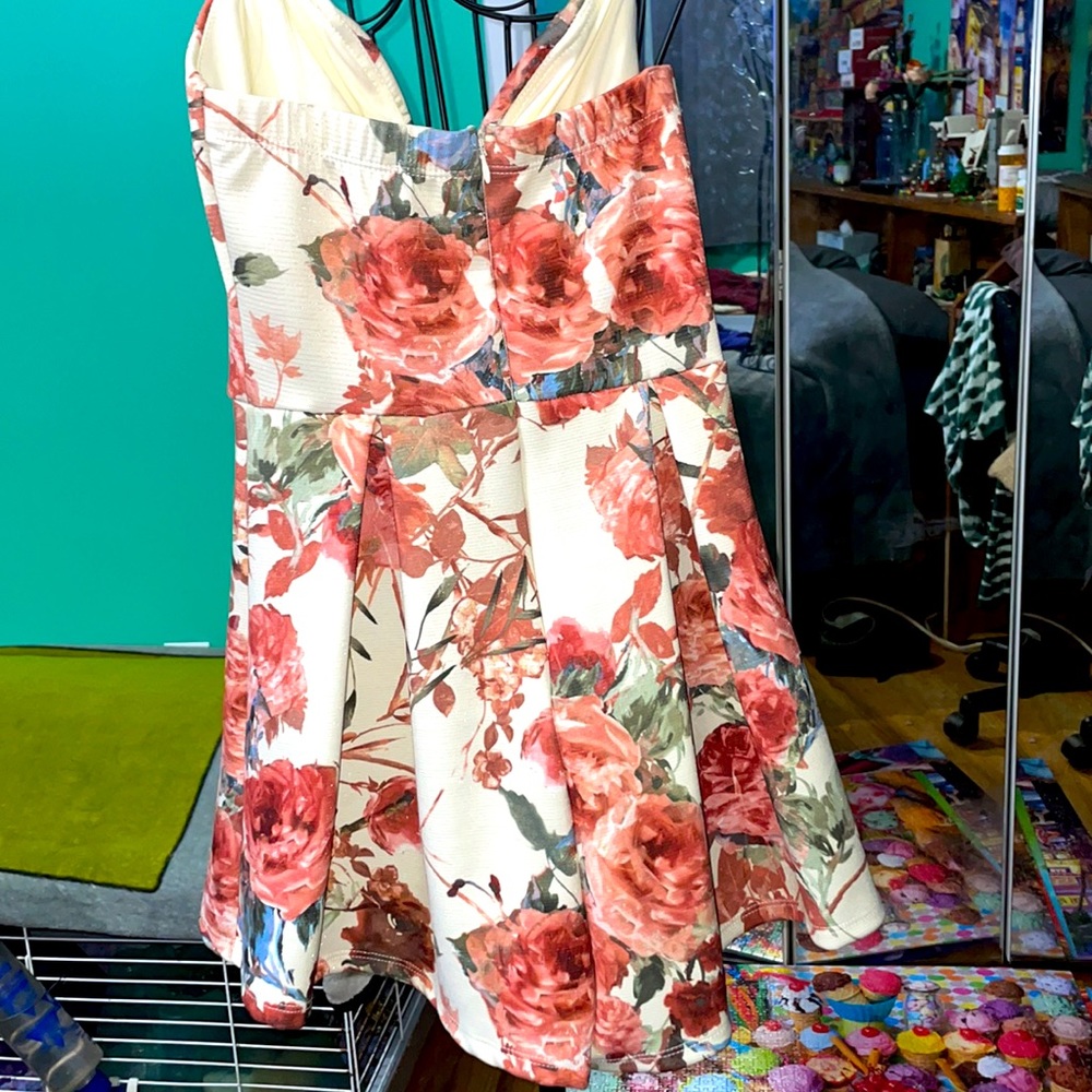 Flowered romper. - Picture 2 of 3